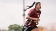 Catalina Usme denuncia precariedad del fútbol femenino colombiano y sacrificio extremo de jugadoras