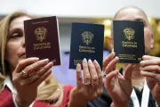 Colombia estrena pasaporte de alta seguridad con microchip y diseño nacional