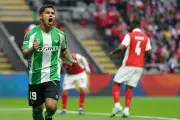 Cucho Hernández rescata empate para Betis en cuartos de Europa League