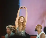 Directora francesa invita a Shakira a incluir Francia en gira con video viral de homenaje barranquillero