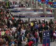 EE.UU. amenaza con paralizar aeropuertos en ciudades santuario por política migratoria