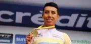 Egan Bernal supera trámite de pasaporte y viaja a Europa para preparar el Giro de Italia