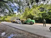 Ejército restablece paso en Río Claro, Jamundí, tras incendio de camión de aves
