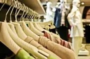El destino de la ropa usada en Colombia: bancos de ropa, trueques y moda circular