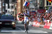Emotivo homenaje de Tadej Pogacar al ciclista colombiano fallecido Cristian Camilo Muñoz