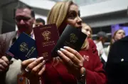 Escándalos y demanda marcan inicio del nuevo esquema de pasaportes colombianos