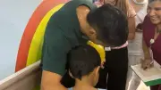 Fabián Sambueza muestra su lado humano en emotiva visita a niños de la Fundación Cardiovascular
