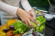 Fresas y lechugas con contaminación fecal: cómo evitar bacterias peligrosas