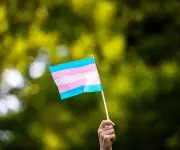 Gobierno de Trump rescinde acuerdos que protegían derechos de estudiantes transgénero en escuelas