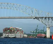 Incendio bajo el Puente de las Américas paraliza movilidad hacia la capital panameña