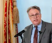 John Williams de la Fed anticipa inflación subyacente estable pese a guerra en Irán