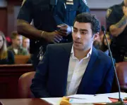 Juicio federal de Mangione por asesinato de ejecutivo se pospone hasta 2027