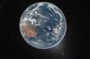 La reflexión desde el espacio: ¿Conquistar la Luna o merecer la Tierra?