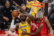 LeBron James lidera remontada épica de Lakers ante Rockets en playoffs NBA