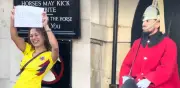 Madre colombiana exhibe con orgullo a su hijo como guardia real en Inglaterra: 'Ese es mi hijo'