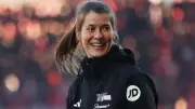 Marie-Louise Eta hace historia como primera mujer en dirigir equipo masculino de la Bundesliga