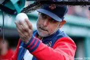 Medias Rojas despiden a Alex Cora y cinco coaches tras mal inicio
