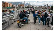 Motociclista transita por puente peatonal en Kennedy, Bogotá, generando indignación ciudadana
