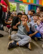 Más de 4.000 estudiantes de Girón reciben kits escolares en colegios públicos