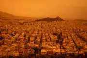 Nubes de polvo del Sahara tiñen de naranja los cielos de Grecia y Europa