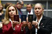 Nuevo modelo estatal de pasaportes entra en vigor en Colombia con cambios en diseño y seguridad