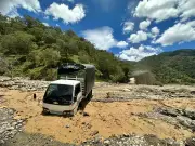 Problemas de transitabilidad en vía Onzaga-San Joaquín por creciente de quebrada La Leona