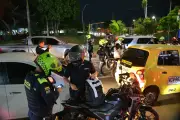 ¿Pueden multarlo por la calcomanía 'NO PDA' en su carro o moto en Colombia?