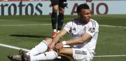 Real Madrid confirma lesión de Mbappé y peligra su presencia en el clásico