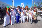 Reyes Momo llevan la tradición carnavalera a colegios de Barranquilla en su aniversario 213