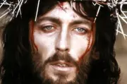 Robert Powell: 50 años como el rostro icónico de Jesús en la televisión mundial