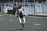 Robot Cassie establece récord mundial en media maratón, superando a humanos