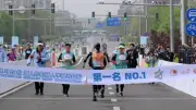 Robots humanoides desafían a corredores en maratón nocturna de Beijing