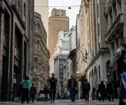 Salidas récord de fondos de crédito en Brasil por altas tasas y guerra