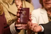 Santander reanuda expedición de pasaportes tras falla tecnológica nacional