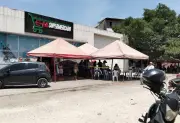 Sicarios en moto asesinan a hombre frente a supermercado en Calicanto