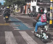 SOAT y revisión técnico-mecánica para motos eléctricas en Colombia: ¿quiénes deben cumplir?