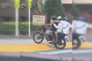 Tres delincuentes en moto asaltan a pareja en Bucaramanga: video capta la violencia