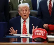 Trump amenaza con bombardeos si no se abre el estrecho de Ormuz mientras rescatan aviador