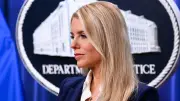Trump destituye a la fiscal general Pam Bondi en medio de controversias