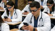 UdeA sanciona a médicos que usaron gafas inteligentes para hacer trampa en examen