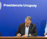 Uruguay firma acuerdo con Sociedad Interamericana de Periodismo para proteger libertad de prensa