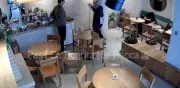Violento robo a mano armada en café de Chapinero a plena luz del día captado en video
