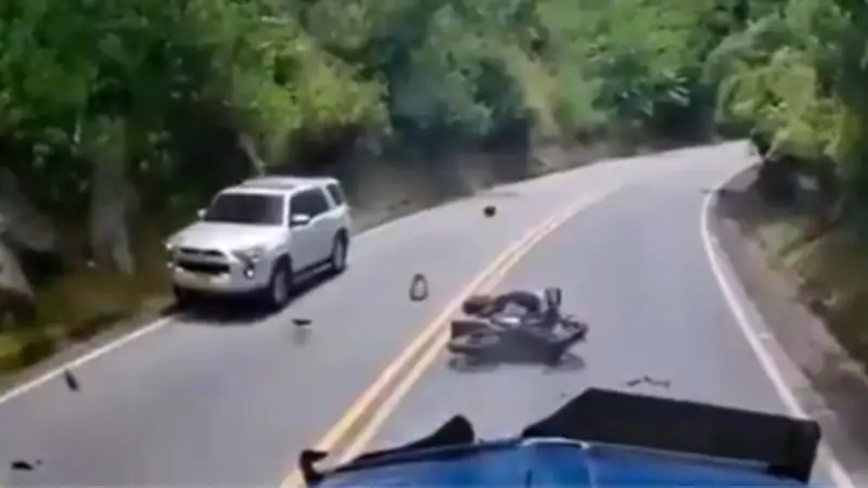 Accidente en Antioquia: motociclista choca contra tractomula en Cisneros