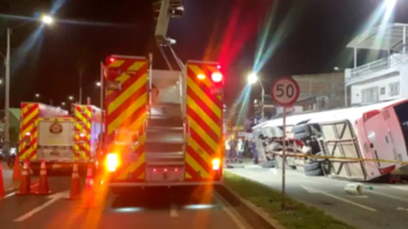 Accidente múltiple en Cali: bus del MÍO choca contra taxis y deja heridos