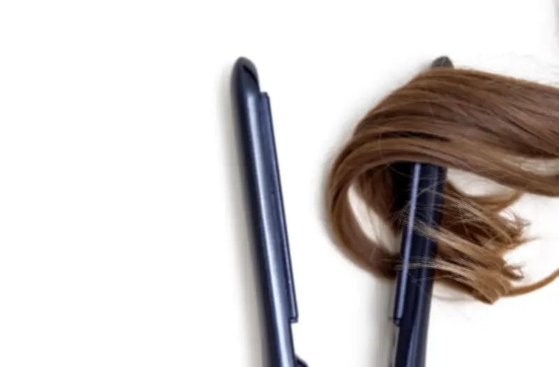 Adolescente muere electrocutada al alisarse el cabello en Brasil