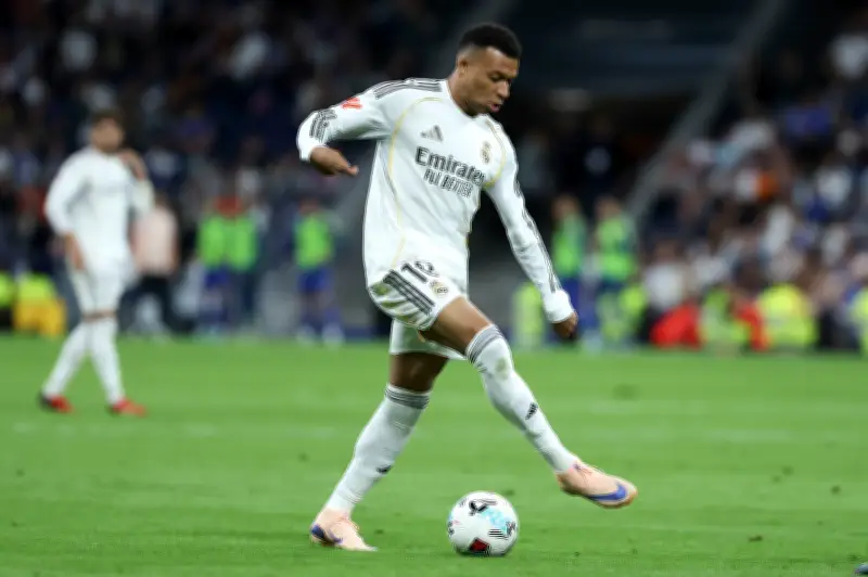 Afición del Real Madrid abuchea a Mbappé en su regreso ante Oviedo