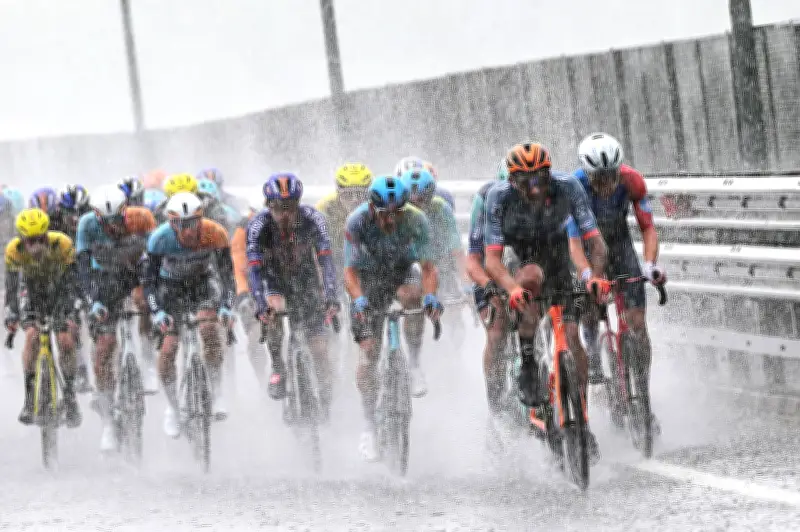 Aficionado casi causa tragedia en el Giro de Italia; autoridades lo identifican