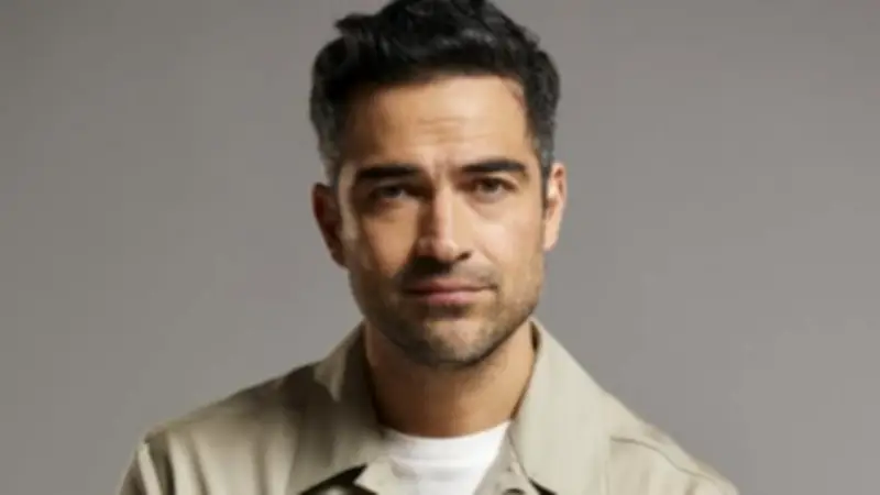Alfonso Herrera interpreta al villano Esteban Trueba en 'La casa de los espíritus'