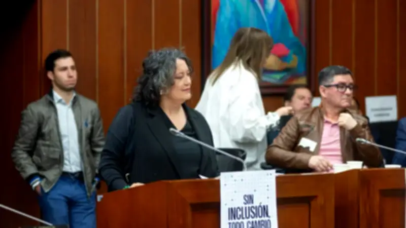 Angélica Lozano defiende nueva ley de encuestas en Colombia