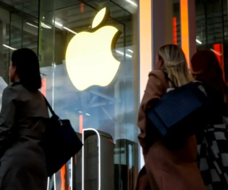 Apple sube en bolsa por previsiones récord de iPhone 17 y MacBook Neo